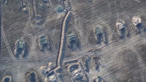 Уздовж кордону з Кримом зосереджено велику кількість російської військової техніки