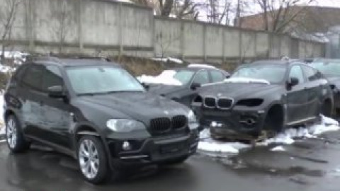 В Ровно автомобили премиум-класса собирали на подпольном заводе. Фото: скриншот с видео ТСН.ua
