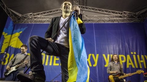 Девушка спела песню "Океана Эльзы" на языке жестов