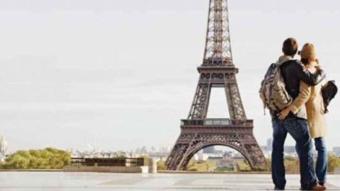 ​Загадочная помолвка на Эйфелевой башне покорила интернет