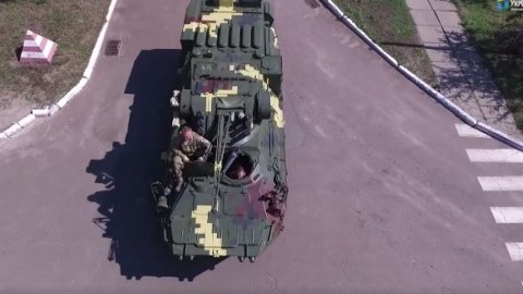 Военная техника на улицах Киева. Скриншот видео 