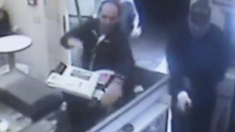 ​В Италии сотрудники пиццерии отбились от вооруженных грабителей тарелкой