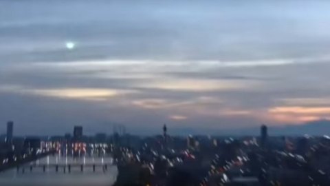 Светящийся зеленый шар был обнаружен в небе над Ниигатой 31 октября. Фото: скриншот youtube