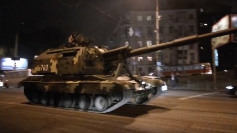 Військова техніка на вулиці В'ячеслава Чорновола в Києві.