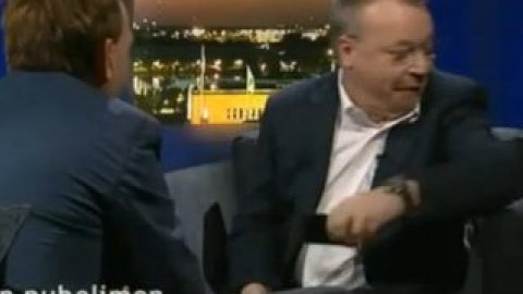 Журналист никак не отреагировал на поступок Элопа. Скриншот видео с YouTube