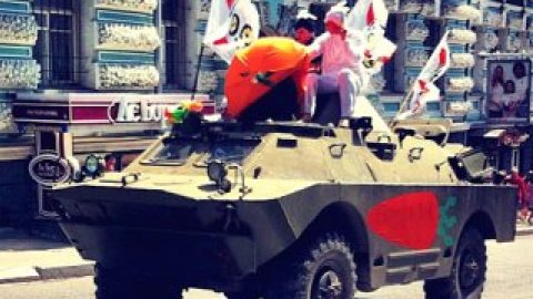 Зверху на БТРі сидів чоловік у костюмі кролика.