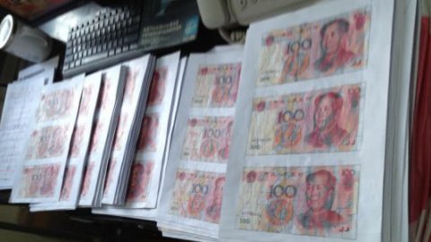 Семья из Китая 3 месяца склеивала паззл из 140 000 юаней, разрезанных шредером
