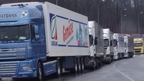 На украинско-словацкой границе выстроилась очередь из российских грузовиков