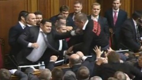 В президиуме Рады произошла потасовка