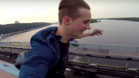 ​Смельчак устроил себе экстремальный "квест" по крыше киевского метро