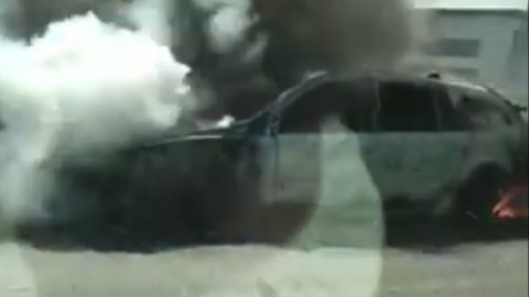 На Южном мосту горело авто. Скриншот видео 