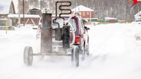 Российский водитель сделал автомобиль, работающий на дровах и угле