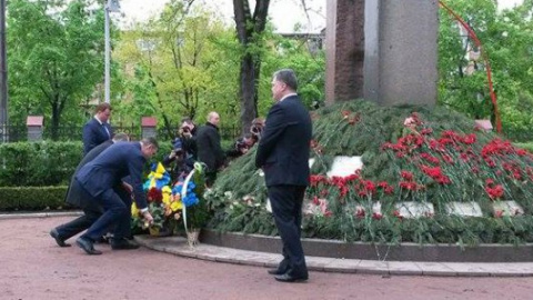 Порошенко, Гройсман та Парубій поклали квіти до меморіалу "Героям Чорнобиля" у Києві