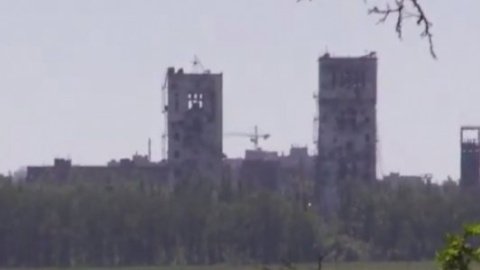 ​Українські військові показали "вежі-близнюки", з яких бойовики обстрілюють Піски