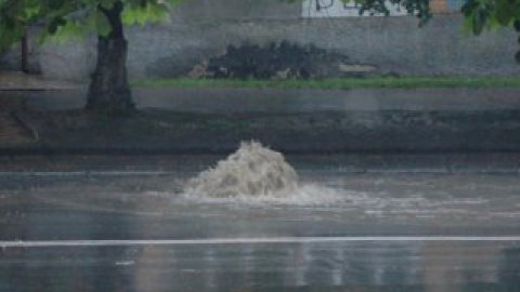 Из-за непогоды сорваны некоторые люки, вода бьет фонтаном на дороги.