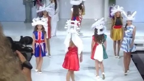 На дитячому показі мод в Росії інсценували спробу "самогубства" України