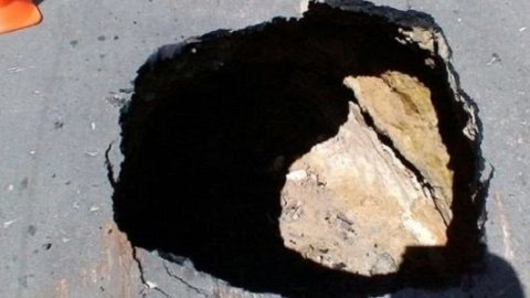 Во Львове провалился кусок асфальта