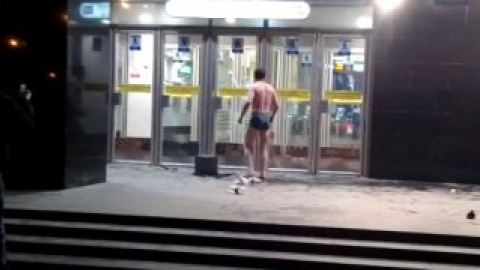 Его попытки попасть в метро закончились неудаче. Попортив двери станции, мужчина ушел ни с чем. Кадр из видеоролика