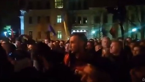 На вулиці Банковій стоїть близько 300 правоохоронців. Скріншот відео ukranews.com