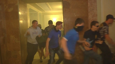 Двері в будівлю виламали. Скріншот відео