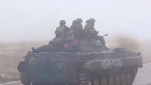 В сеть выложили видео колонны танков "ДНР" с надписями "На Мариуполь"