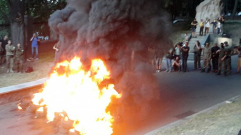 На Грушевського учасники маршу підпалили шини