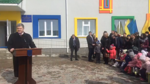 Це викликало великий інтерес у дітей. Скріншот відео facebook.com/petroporoshenko