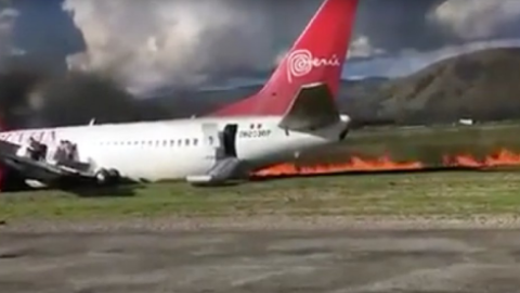 Боїнг-737 загорівся під час посадки в Перу. Фото: twitter.com/SputnikInt