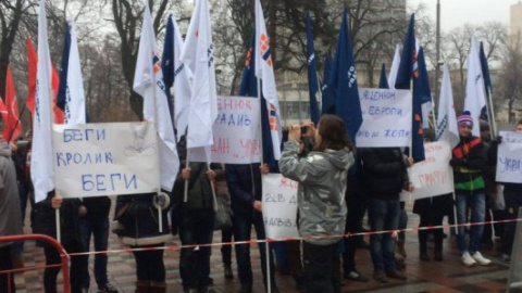 ​Під Радою активісти вимагають відставки Яценюка