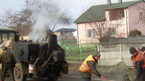 До чого дійшов прогрес: комунальники ремонтують калюжі під Києвом