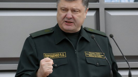 Порошенко: оборонне виробництво допоможе впоратися з безробіттям
