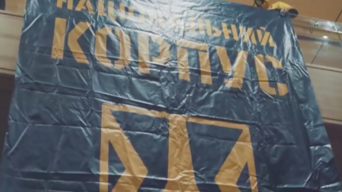В будівлі вивісили прапор. Скріншот відео