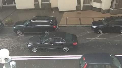 В центре Киева "плавали" автомобили. Скриншот видео