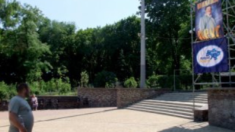 На сцене растянут баннер с портретом Круга и баннера с символикой молодежного крыла ПР.
