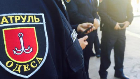 В Одесі таксисти заблокували машину патрульних