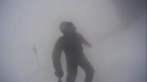 Турист зробив селфи на горі Піп Іван. Скріншот відео