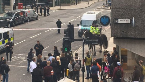 Вулиці в районі станцій метро Liverpool Street і Moorgate оточили озброєні офіцери поліції. Фото: twitter.com/feedimo_com