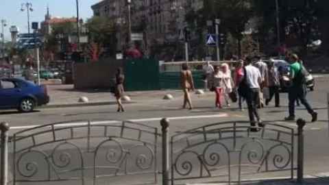 По Києву розгулювала гола дівчина. Фото: facebook.com/golodnyak