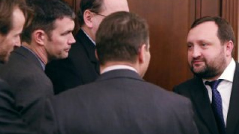 Азарова временно заменит Арбузов