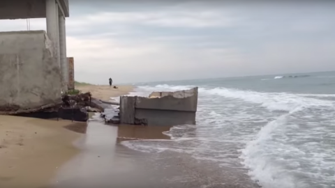 Шторм змив у море частину дачі Литвина під Одесою