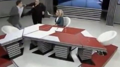 Инцидент произошел во время эфира передачи "Аргументы". Разнимала политиков уже охрана телеканала.
