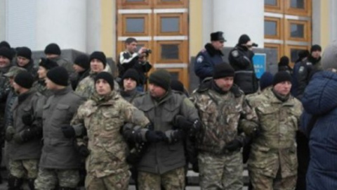 В Виннице собрался "майдан": бросают шашки и яйца, жгут шины. Есть раненые