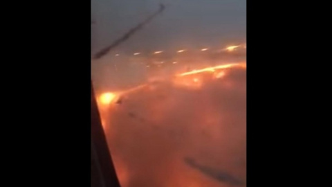 Во время посадки загорелся самолет, никто не пострадал. Фото: скриншот YouTube