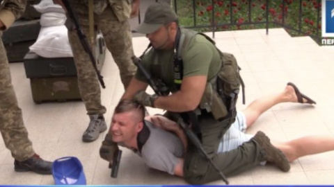 Военные подстрелили журналиста. Скриншот видео 