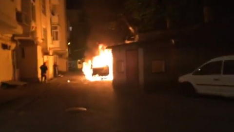 У центрі Києва згорів мікроавтобус, опубліковано відео