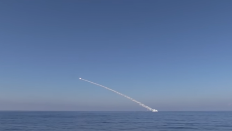 ораблі ВМФ РФ здійснили пуски 4-х крилатих ракет. Скріншот відео youtube.com/watch?v=i3SukI-Mq-k