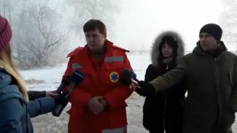 Медики розповіли про те, як безпечно пірнати в ополонку на Водохреща. Фото: скрін відео Держнс