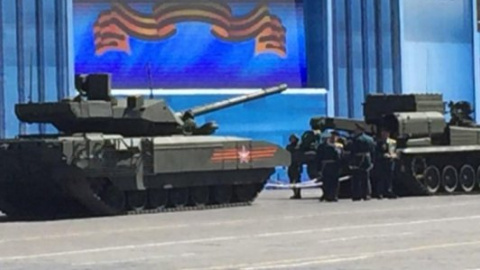 У Москві несправність нового танка на репетиції параду назвали "запланованою евакуацією"