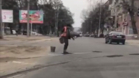 Такий спосіб ремонту доріг не прийшов до смаку містянам. Скріншот YouTube