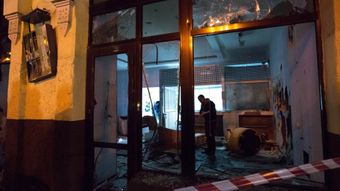 Активісти били вікна і зривали вивіску